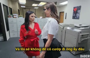 Bố dượng trúng độc đắc chịch cùng lúc cô gái nhỏ và em trợ lý riêng